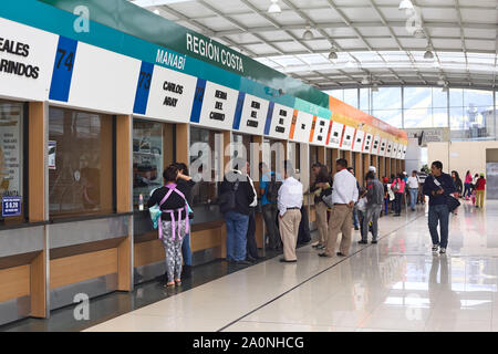 QUITO, ECUADOR - Agosto 8, 2014: persone non identificate in piedi in fila per acquistare biglietti del bus per autobus a lunga percorrenza in corrispondenza del terminale terrestre Quitumbe Foto Stock