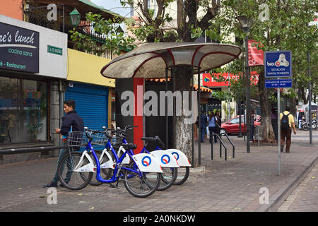 QUITO, ECUADOR - Agosto 6, 2014: Unidentified uomo in piedi alla stazione BiciQuito di Santa Teresita sul Rio Amazonas Avenue a Quito, Ecuador Foto Stock