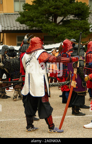 Reenactors giapponese vestite nel tradizionale costume samurai e corazza (Armor) e tenendo le spade al festival di samurai in Sarugakyo, Gunma, Giappone. Foto Stock