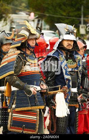 Reenactors giapponese vestite nel tradizionale costume samurai e corazza (Armor) e tenendo le spade al festival di samurai in Sarugakyo, Gunma, Giappone. Foto Stock
