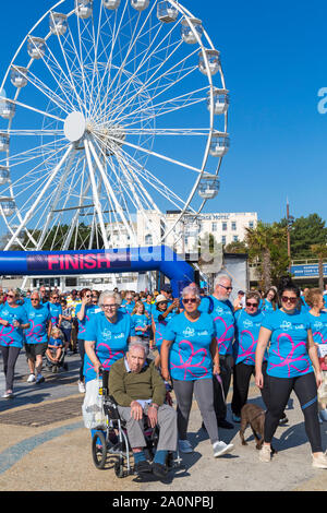 Bournemouth Dorset UK. Il 21 settembre 2019. Sostenitori prendere parte nel morbo di Alzheimer la memoria della società a piedi in Bournemouth in una calda giornata di sole la raccolta di fondi per vitali ricerca sulla demenza, campagne e servizi di supporto. Sono in grado di riflettere su chi sono a piedi per lasciare un messaggio sulla struttura della memoria e la visione blossom durante tutta la giornata. Credito: Carolyn Jenkins/Alamy Live News Foto Stock