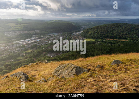 Il paesaggio di Cardiff è prevista al di sotto della Garth Mountain al Taff è bene all'alba Foto Stock