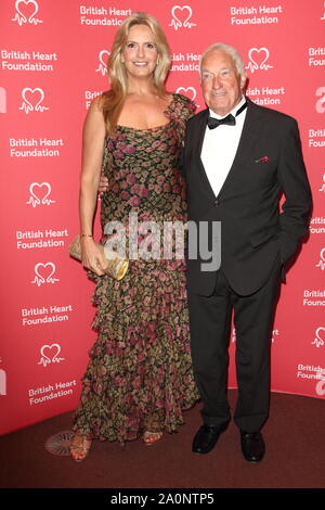 Londra, Regno Unito. Xx Settembre, 2019. Penny Lancaster e suo padre Graham frequentare la British Heart Foundation il cuore Hero premi al Underglobe, Bankside a Londra. Credito: SOPA Immagini limitata/Alamy Live News Foto Stock