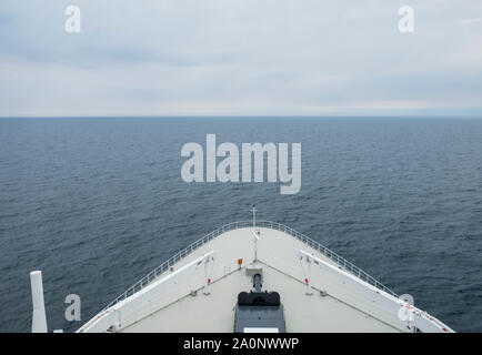 Il ponte di vista sulla Queen Mary 2, guardando all'orizzonte Foto Stock