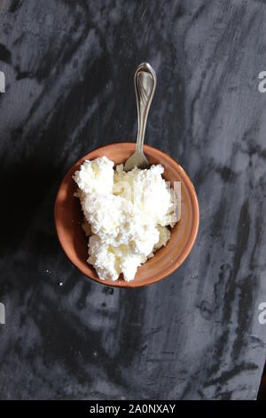 Gli agricoltori, formaggio di ricotta o formaggio nella ciotola sul tavolo, Foto Stock