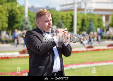 Mosca, Russia, nuova vita brass band quintetto classica del vento in ottone strumenti musicali, orchestra suona musica, musicista suona la tromba ritratto Foto Stock