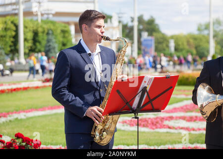 Mosca, Russia, nuova vita brass band quintetto classica del vento in ottone strumenti musicali, orchestra suona musica, giovane musicista suona il sassofono Foto Stock