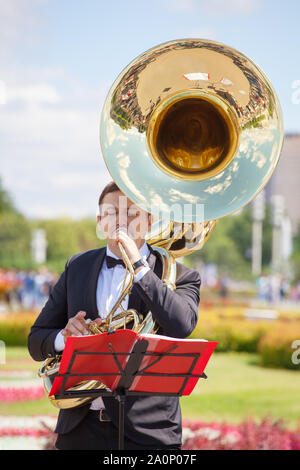 Mosca, Russia, vita nuova banda di ottoni, classica quintetto di vento di ottone strumenti musicali, orchestra suona musica, uomo strumentista suona sousaphone Foto Stock