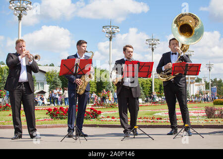 Mosca, Russia, vita nuova banda di ottoni, vento strumento musicale giocatori, orchestra suona musica, tromba, sassofono, corno francese, sousaphone Foto Stock