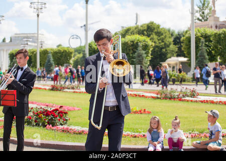 Mosca, Russia, vita nuova banda di ottoni, vento strumento musicale player, orchestra suona musica, strumentista suona trombone, trumpeter uomo con trombone Foto Stock