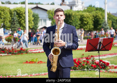 Mosca, Russia, nuova vita brass band quintetto classica del vento in ottone strumenti musicali, orchestra suona musica, giovane musicista suona il sassofono Foto Stock