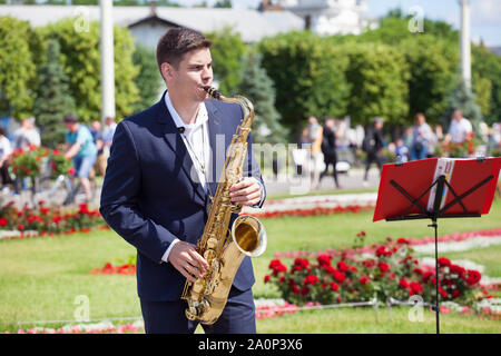 Mosca, Russia, nuova vita brass band quintetto classica del vento in ottone strumenti musicali, orchestra suona musica, giovane musicista suona il sassofono Foto Stock