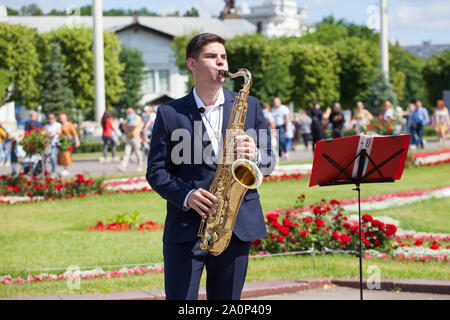 Mosca, Russia, nuova vita brass band quintetto classica del vento in ottone strumenti musicali, orchestra suona musica, giovane musicista suona il sassofono Foto Stock