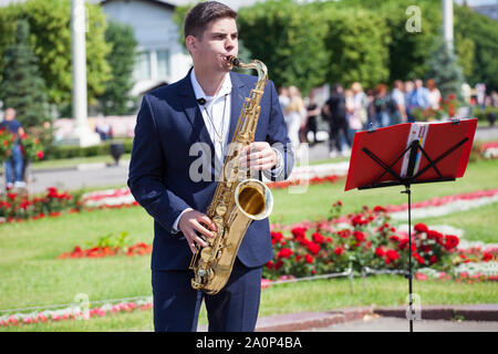 Mosca, Russia, nuova vita brass band quintetto classica del vento in ottone strumenti musicali, orchestra suona musica, giovane musicista suona il sassofono Foto Stock