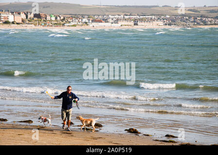 Weymouth Dorset, Regno Unito. Il 21 settembre 2019. Regno Unito Meteo. Le persone fanno la maggior parte di una giornata di sole prima che le previsioni di pioggia. Credito: stuart fretwell/Alamy Live News Foto Stock