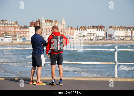 Weymouth Dorset, Regno Unito. Il 21 settembre 2019. Regno Unito Meteo. Le persone fanno la maggior parte di una giornata di sole prima che le previsioni di pioggia. Credito: stuart fretwell/Alamy Live News Foto Stock