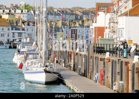 Weymouth Dorset, Regno Unito. Il 21 settembre 2019. Regno Unito Meteo. Le persone fanno la maggior parte di una giornata di sole prima che le previsioni di pioggia. Credito: stuart fretwell/Alamy Live News Foto Stock