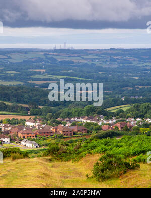 Per i camini di Aberthaw Power Station Rise dalle sponde del Canale di Bristol come visto da Garth Montagna in Cardiff. Foto Stock