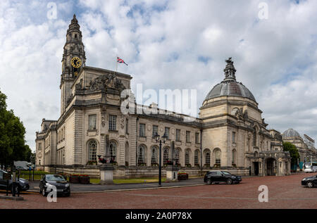 Cardiff Wales, Regno Unito - 21 Luglio 2019: il sole splende sul Edwardian esterno barocco di Cardiff municipio della città. Foto Stock