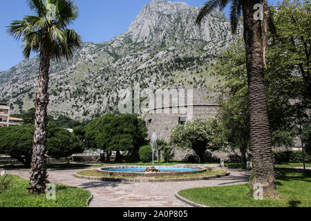 Vecchia Fortezza e montagna in Kotor, Montenegro Foto Stock