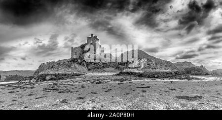 Le rovine del XIII secolo Eileen Tioram [l'isola secca] castello nel western Highland di Loch Moidart e fiume Shiel in monocromia Foto Stock