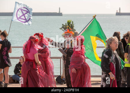 Porto di Dover, Kent, Regno Unito. Xxi Sep, 2019. Gruppo Ambientalista estinzione della ribellione sostenitori bloccano strade intorno al porto di Dover. Il dover road blocco è quello di evidenziare la vulnerabilità estrema del popolo britannico di insicurezza alimentare e sottolineano la necessità per il governo di adottare provvedimenti urgenti sul clima e crisi ecologica. Credito: Penelope Barritt/Alamy Live News Foto Stock