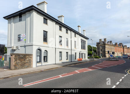 Cardiff Wales, Regno Unito - 21 Luglio 2019: Il recentemente rinnovato per la Baia di Cardiff Stazione ferroviaria sorge su Bute Street presso il terminale del ramo Butetown Foto Stock