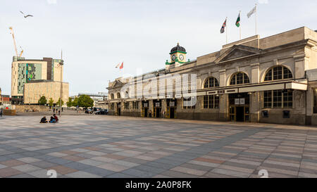 Cardiff Wales, Regno Unito - 21 Luglio 2019: pedoni a piedi attraverso la piazza centrale di Cardiff al di fuori della stazione centrale su una sera d'estate. Foto Stock