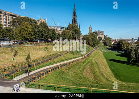 Nuovo accesso per disabili nei percorsi in giardini di Princes Street east Edinburgh Scotland Regno Unito con il Monumento di Scott Foto Stock