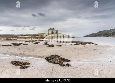 Le rovine del XIII secolo Eileen Tioram [l'isola secca] castello nel western Highland di Loch Moidart e fiume Shiel Foto Stock