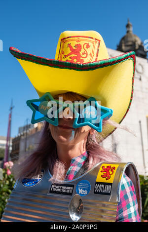 Glasgow, Scotland, Regno Unito. Xxi Sep, 2019. Un musicista si unisce gli attivisti a sostegno dell indipendenza scozzese come si raduna per un rally a George Square. Il rally è stato intitolato il conto alla rovescia finale ed è stato organizzato dal gruppo di speranza sulla paura. Credito: Berretto Alamy/Live News Foto Stock