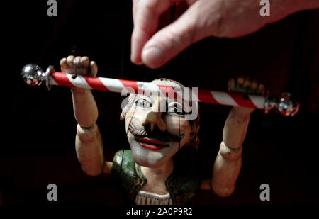 Un pupazzo da 'Karromato e loro circo di legno' appeso dietro le quinte durante la cerimonia inaugurale Monkstown Festival Internazionale del Teatro di Figura (MIPF) di presentare il mondo delle marionette da entrambi in Irlanda e all'estero. Foto Stock