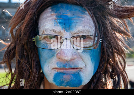 Glasgow, Scotland, Regno Unito. Il 21 settembre, 2019. Un sostenitore con la bandiera scozzese dipinto sul suo volto si unisce gli attivisti a sostegno dell indipendenza scozzese come si raduna per un rally a George Square. Il rally è stato intitolato il conto alla rovescia finale ed è stato organizzato dal gruppo di speranza sulla paura. Credito: Berretto Alamy/Live News Foto Stock