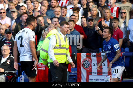 Sheffield regno di George Baldock (sinistra) e Everton's Bernard uno scambio di parole durante il match di Premier League a Goodison Park di Liverpool. Foto Stock