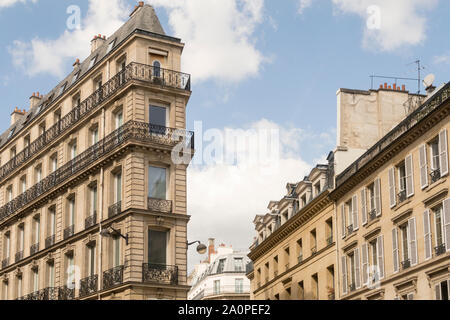 Parigi, Francia - Settembre 02, 2019: Tradizionale edificio di appartamenti in Parigi, Francia. Foto Stock