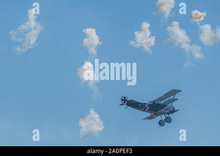 Il Bremont Grande Guerra team Display simulare combattimenti in replica Guerra Mondiale 1 piani - Duxford Battle of Britain Air Show all'Imperial War Museum. Anche per la commemorazione del cinquantesimo anniversario del 1969 Battaglia della Gran Bretagna film. Si corre il Sabato 21 e domenica 22 settembre 2019 Credit: Guy Bell/Alamy Live News Foto Stock