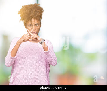 Bella giovane americano africano donna che indossa gli occhiali su sfondo isolato rifiuto espressione dita incrociate facendo segno negativo Foto Stock