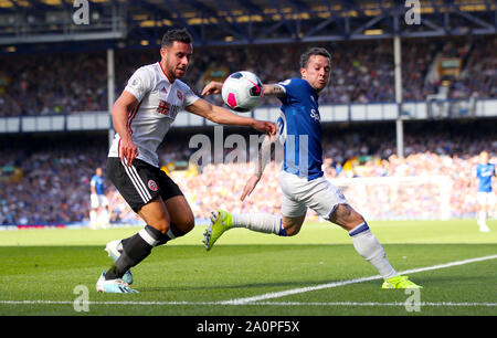 Sheffield regno di George Baldock (sinistra) e Everton Bernard della battaglia per la palla durante il match di Premier League a Goodison Park di Liverpool. Foto Stock