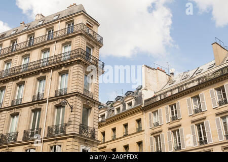 Parigi, Francia - Settembre 02, 2019: Tradizionale edificio di appartamenti in Parigi, Francia. Foto Stock