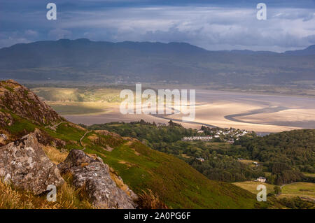 Il sole tramonta sull'estuario del Afon Dwyryd river a Porthmadog nel Galles del Nord, visto dal Moel-y-Gest montagna nel Parco Nazionale di Snowdonia. Foto Stock