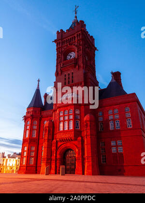 Cardiff Wales, Regno Unito - 17 Marzo 2013: il sole tramonta dietro il distintivo Edificio Pierhead nella Baia di Cardiff. Foto Stock