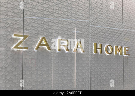Luglio 16, 2019: Zara Home logo in lettere dorate con retroilluminazione sul grigio Sfondo astratto a Dana mall a Minsk. Zara Home è una società che Foto Stock