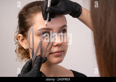 Preparazione per il tatuaggio sopracciglia in salone. Strumento speciale. Preparazione del tatuaggio. Foto Stock