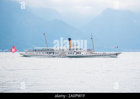 I turisti a bordo della più antica Belle Epoque vapore in barca a remi Montreux godendo la crociera sul Lago di Ginevra (Lac Leman) tra la Svizzera e la Francia Foto Stock