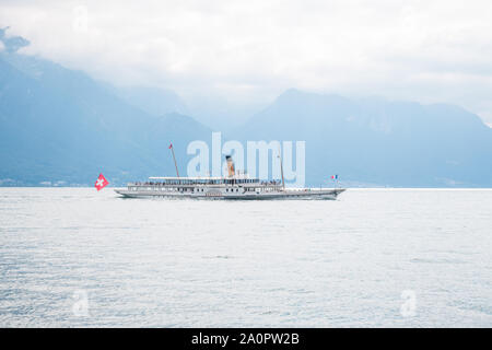 Il più antico Belle Epoque vapore in barca a remi di attraversamento di Montreux sul Lago di Ginevra (Lac Leman) tra la Svizzera e la Francia con Alpi montagne sullo sfondo Foto Stock