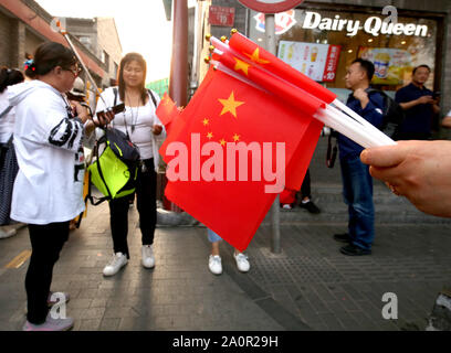 Pechino, Cina. Xxi Sep, 2019. Le donne cinesi vendono souvenir del paese la bandiera nazionale al di fuori di un Dairy Queen a Pechino il Sabato, Settembre 21, 2019. Cina Partito Comunista è stato in overdrive promuovere il patriottismo e il nazionalismo di venire nel paese il settantesimo anniversario il 1 ottobre. Foto di Stefano rasoio/UPI Credito: UPI/Alamy Live News Foto Stock