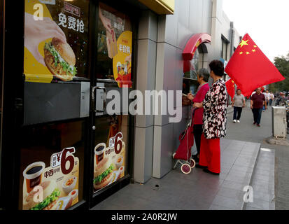 Pechino, Cina. Xxi Sep, 2019. Della Cina di bandiera nazionale adorna di negozi, tra cui un McDonalds, a Pechino il Sabato, Settembre 21, 2019. Cina Partito Comunista è stato in overdrive promuovere il patriottismo e il nazionalismo di venire nel paese il settantesimo anniversario il 1 ottobre. Foto di Stefano rasoio/UPI Credito: UPI/Alamy Live News Foto Stock