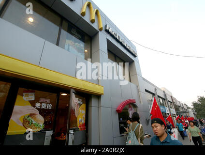 Pechino, Cina. Xxi Sep, 2019. Della Cina di bandiera nazionale adorna di negozi, tra cui un McDonalds, a Pechino il Sabato, Settembre 21, 2019. Cina Partito Comunista è stato in overdrive promuovere il patriottismo e il nazionalismo di venire nel paese il settantesimo anniversario il 1 ottobre. Foto di Stefano rasoio/UPI Credito: UPI/Alamy Live News Foto Stock