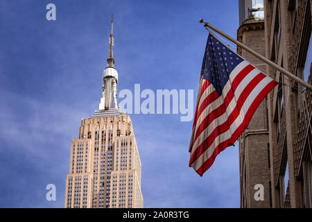 Grattacielo e United States Flag in midtown Manhattan, New York, Stati Uniti d'America Foto Stock