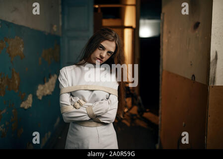 Paziente di sesso femminile in camicia di forza, ospedale mentale Foto Stock